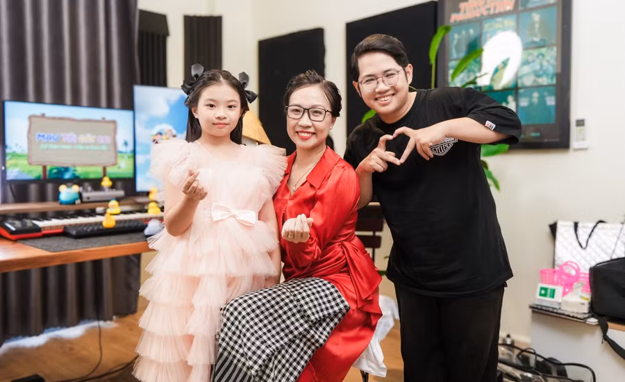 Đội ngũ cộng sự của chị Huỳnh Kim Yến tại phòng thu với ca sĩ nhí thể hiện bài hát. Ảnh: NVCC.