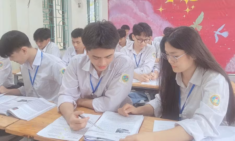 Học sinh chia sẻ kinh nghiệm ôn thi môn Ngữ văn. Ảnh: Đ.H