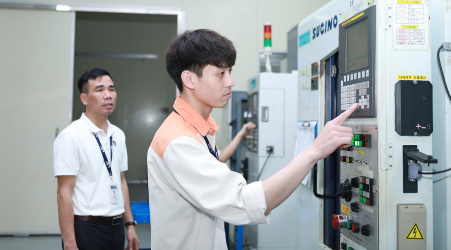 Sinh viên Trường Cao đẳng Lý Thái Tổ (Bắc Ninh) trong phòng thực hành với máy CNC. Ảnh: Đình Tuệ 