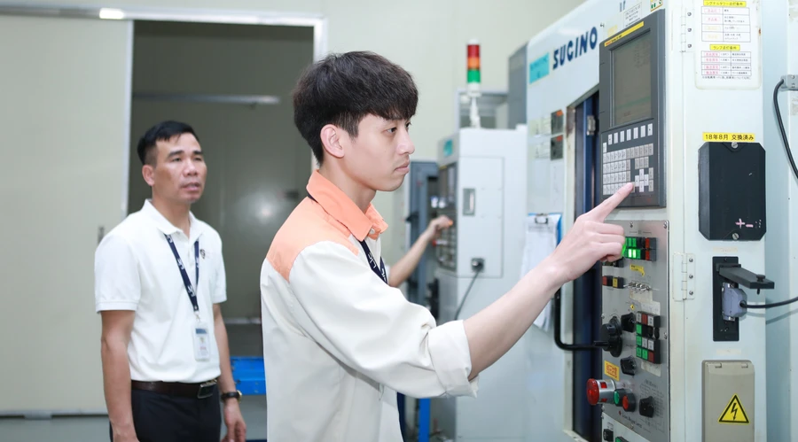 Sinh viên Trường Cao đẳng Lý Thái Tổ (Bắc Ninh) trong phòng thực hành với máy CNC. Ảnh: Đình Tuệ 