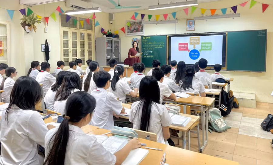 Cô trò Trường THCS Đống Đa (Đống Đa, Hà Nội). Ảnh: NTCC
