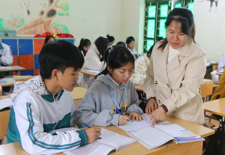 Giáo viên Trường PTDTNT THPT huyện Mường Nhé (Điện Biên) hướng dẫn học sinh ôn thi tốt nghiệp THPT. 