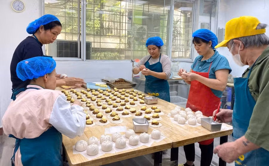 Nhân viên làm việc tại xưởng sản xuất bánh bao.