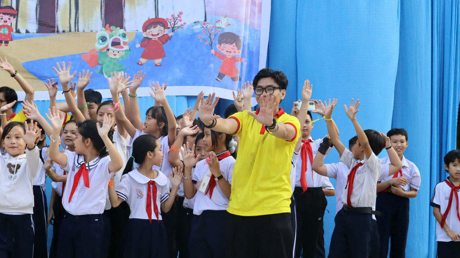 Tình nguyện viên Trường Đại học Bách khoa (Đại học Quốc gia TPHCM) tổ chức sân chơi hè cho học sinh Trường Tiểu học Long Sơn 1. Ảnh: NVCC