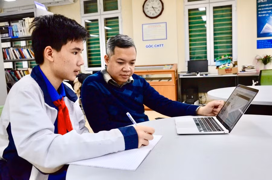 Thầy Bùi Mạnh Tùng hướng dẫn học sinh học Toán. Ảnh: Ngô Chuyên