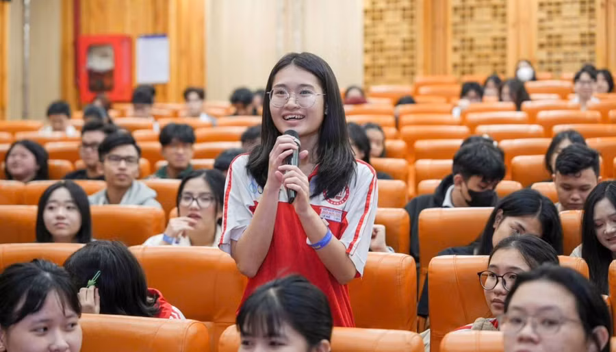 Học sinh Trường THPT Đào Sơn Tây tham gia chuyến trải nghiệm thực tế tại Trường Đại học Quốc tế Sài Gòn. Ảnh: ST