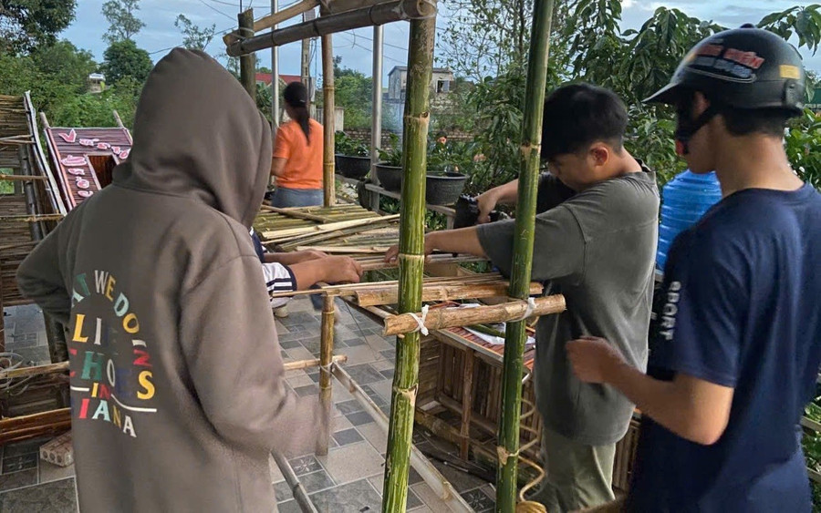 Học sinh lớp 11A3, Trường THPT Nghi Lộc 2 (Phúc Lộc, Nghệ An) tự tay làm trại kỷ niệm 60 năm thành lập trường. Ảnh: NVCC