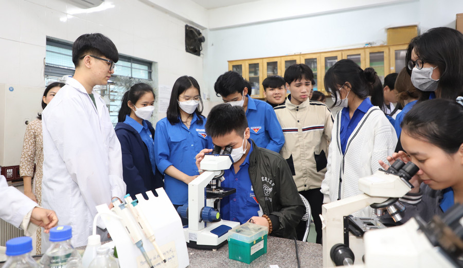 Sinh viên Trường ĐH Sư phạm, Đại học Đà Nẵng tham gia hoạt động thí nghiệm. Ảnh: NTCC 