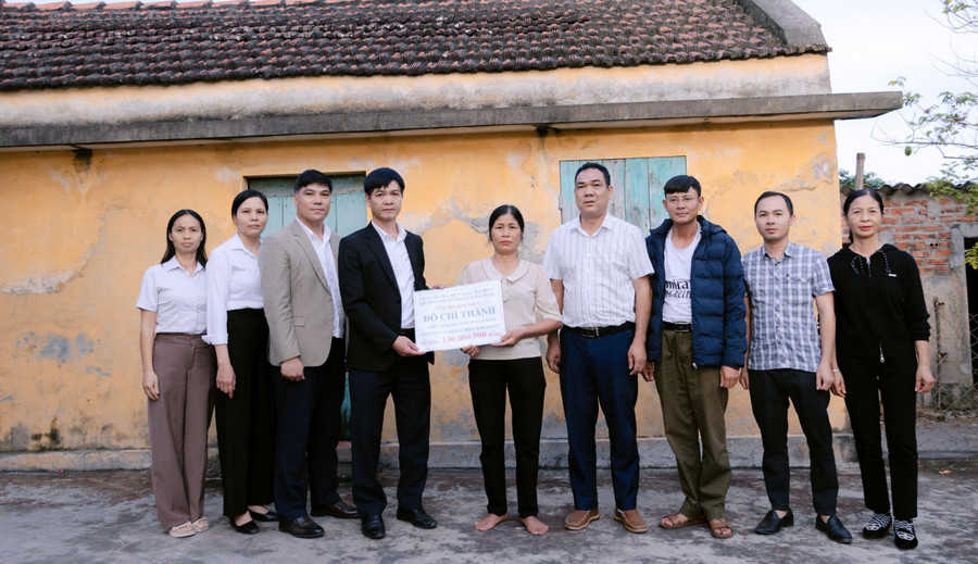 Thầy Đặng An Bình trao số tiền 130 triệu đồng cho gia đình sinh viên Đỗ Chí Thành.