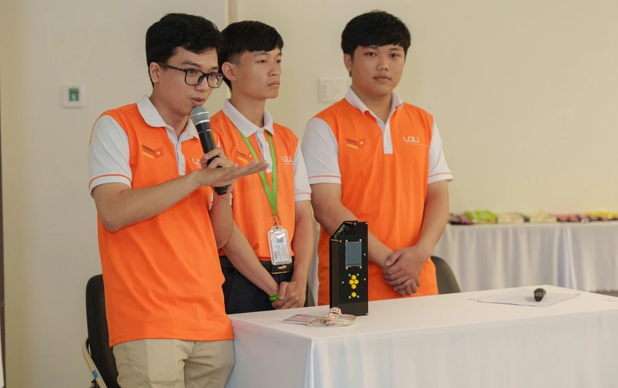 Nhóm sinh viên Trường Đại học Việt Đức bên sản phẩm máy cầm tay kiểm tra thịt. Ảnh: VGU
