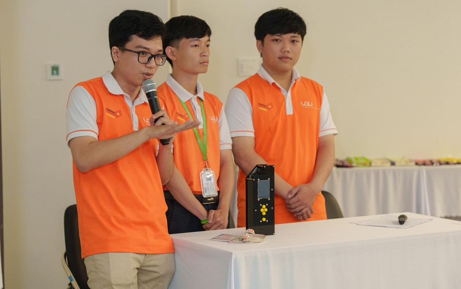 Nhóm sinh viên Trường Đại học Việt Đức bên sản phẩm máy cầm tay kiểm tra thịt. Ảnh: VGU