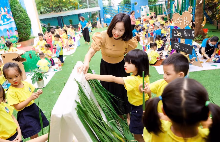 Cô Nguyễn Thị Mai Vân và trẻ cùng khám phá môi trường thú vị bên ngoài không gian lớp học. Ảnh: TG