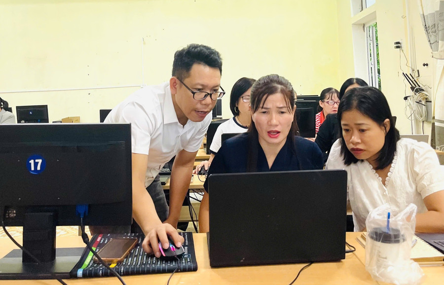 Bồi dưỡng kỹ năng AI cho giáo viên Trung tâm GDTX - Tin học, Ngoại ngữ tỉnh Quảng Trị. Ảnh: NTCC