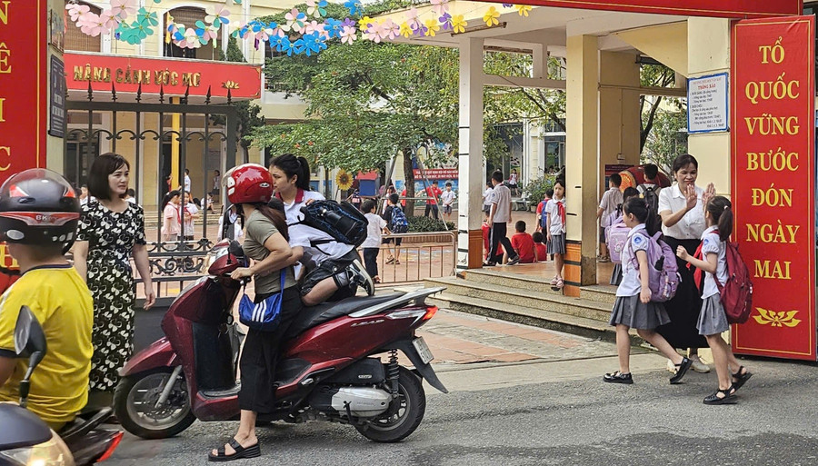 Lærerne ved Van Khe barneskole står ved porten for å ønske elevene velkommen. Foto: Dinh Tue. truong-hoc-hanh-phuc-1.jpg
