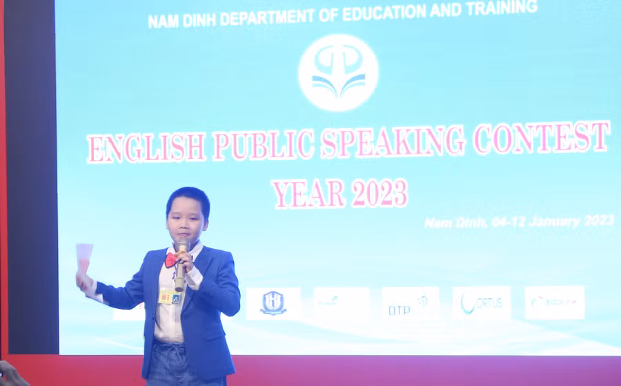 Học sinh hào hứng tham gia cuộc thi Hùng biện tiếng Anh do Sở GD&ĐT Nam Định tổ chức. Ảnh: TG