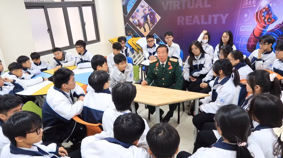 Thiếu tướng Lưu Xuân Cải kể chuyện về Thành cổ Quảng Trị cho học sinh Trường THPT Hồng Bàng.