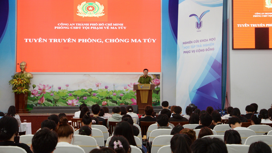 Phòng Điều tra tội phạm (Công an TPHCM) chia sẻ chuyên đề về pháp luật tại tuần sinh hoạt công dân - sinh viên 2025, Trường Đại học Thủ Dầu Một. Ảnh: Đ.Hoa tuan-sinh-hoat-cong-dan-2.jpg