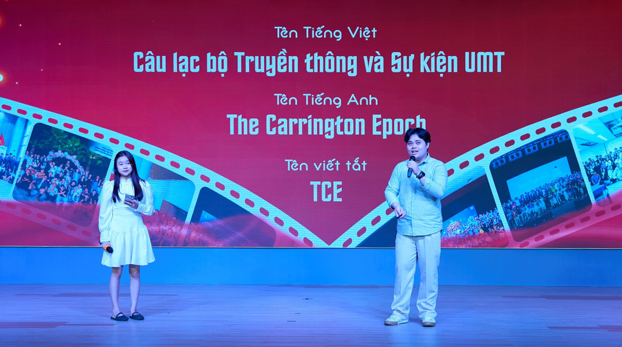 Các câu lạc bộ sinh viên của Trường Đại học Quản lý và Công nghệ TPHCM giới thiệu với tân sinh viên năm 2025 về các hoạt động ngoại khóa. Ảnh: UMT