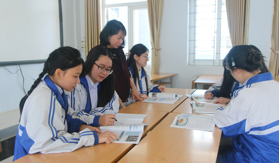 Giờ ôn tập của đội tuyển học sinh giỏi môn Lịch sử, Trường THPT chuyên Lê Quý Đôn.