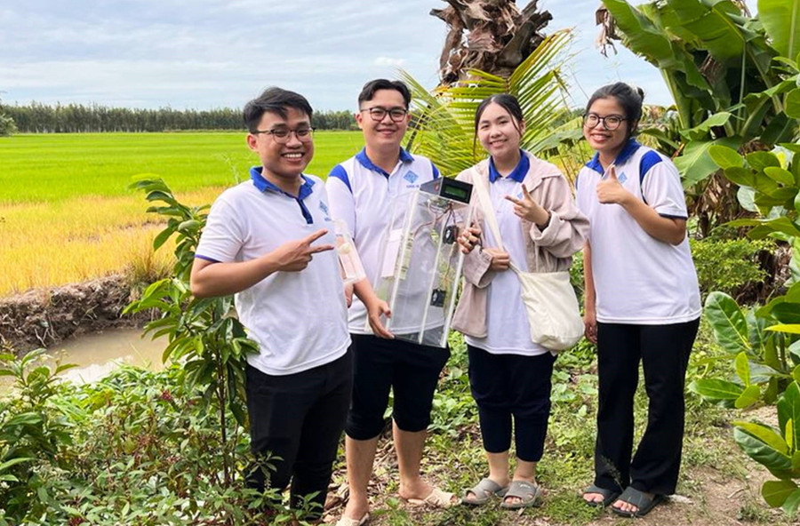 Nhóm sinh viên với chuyến thực nghiệm ruộng lúa của hộ nông dân tỉnh Vĩnh Long. Ảnh: NVCC