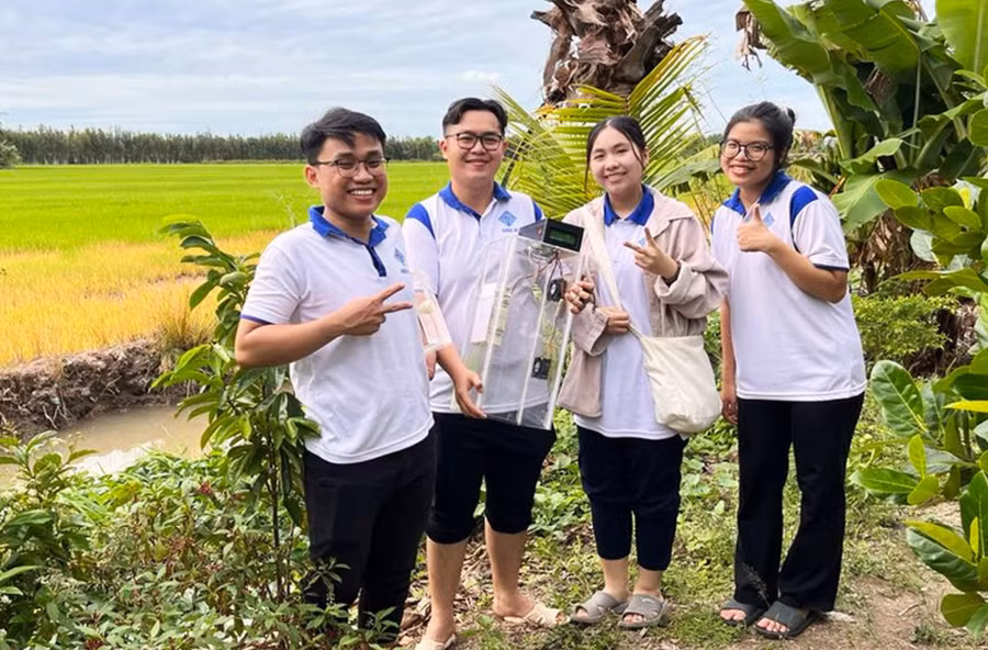 Nhóm sinh viên với chuyến thực nghiệm ruộng lúa của hộ nông dân tỉnh Vĩnh Long. Ảnh: NVCC