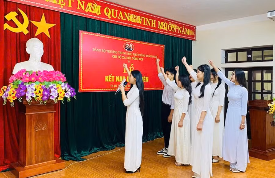 Các đảng viên trẻ Trường THPT Thành Sen tuyên thệ dưới lá cờ Đảng.