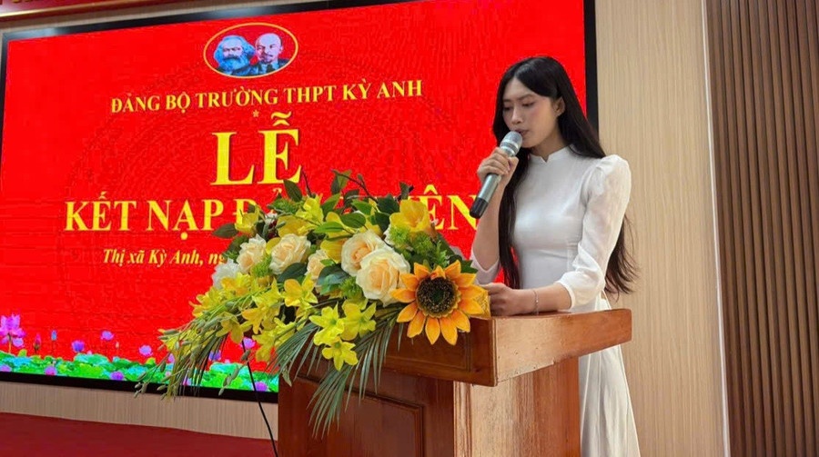 Tran Thi Thanh Hang - ថ្នាក់ទី 12A6 វិទ្យាល័យ Ky Anh បានបង្ហាញពីអារម្មណ៍ និងកិត្តិយសរបស់នាងនៅពេលក្លាយជាសមាជិកបក្សនៅអាយុ 18 ឆ្នាំ។ tuoi-18-vao-dang-1.jpg