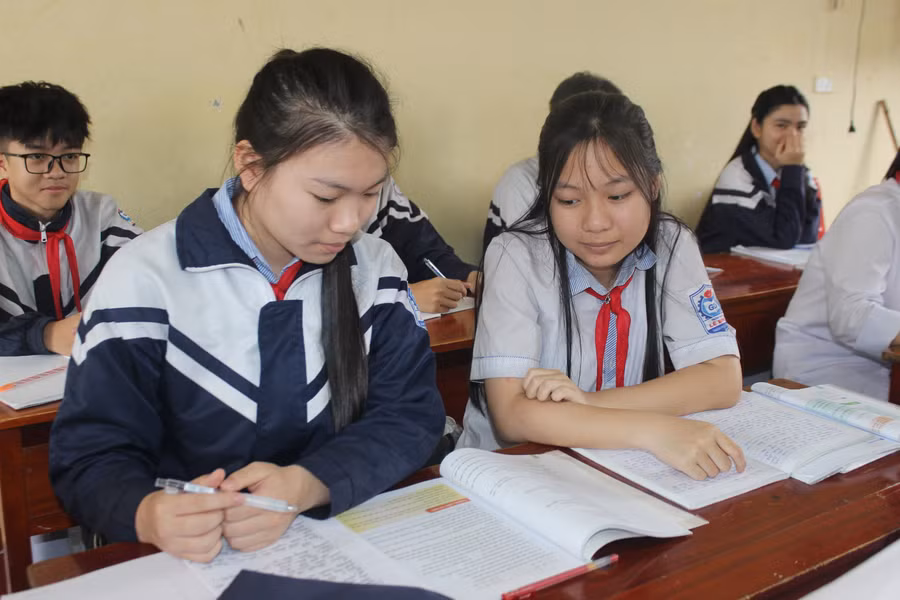 Số lượng thí sinh tăng cao khiến nhiều học sinh và phụ huynh lớp 9 không khỏi lo lắng.