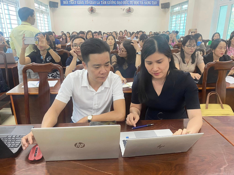 Giáo viên Trường THCS Nguyễn Huệ (Hải Châu, Đà Nẵng) tập huấn ứng dụng AI trong dạy học và quản lý hồ sơ sổ sách. Ảnh: NTCC thuc-day-tinh-than-tu-hoc-4.jpg