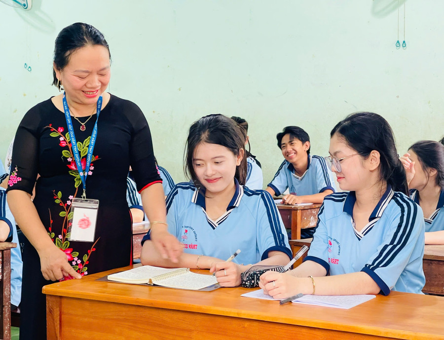 Giáo viên không ngừng trau dồi, bồi dưỡng chuyên môn để nâng cao chất lượng dạy học. thuc-day-tinh-than-tu-hoc-3.jpg