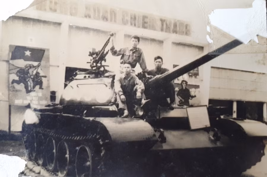 Ông Hoan (phía trước bên trái) và đồng đội sau ngày chiến thắng lịch sử mùa Xuân năm 1975. Ảnh: NVCC
