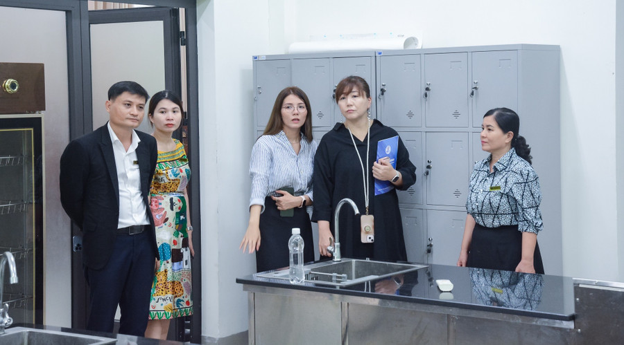 Một công ty Nhật Bản cùng đối tác khảo sát phòng thực hành tại Trường Cao đẳng Thương mại (Đà Nẵng). Ảnh: NTCC thuc-tap-o-nuoc-ngoai-2.jpg