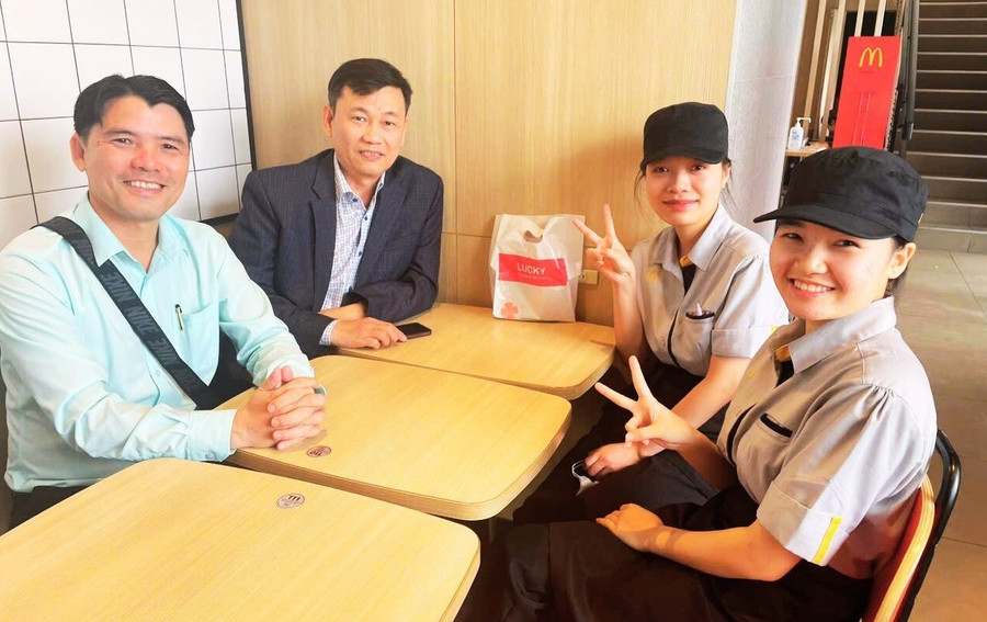 Đại diện Trường Cao đẳng Lương thực - Thực phẩm Đà Nẵng thăm hỏi 18 sinh viên khóa 2022 và 2023 đang thực tập Nhật Bản vào tháng 4/2025. Ảnh: NTCC