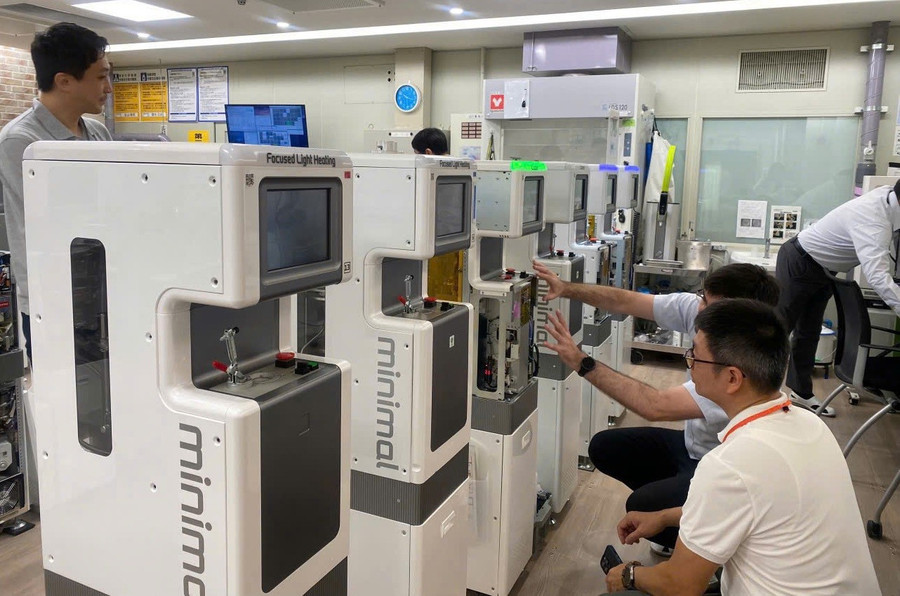 Lãnh đạo Trường Cao đẳng Lý Thái Tổ (Bắc Ninh) tham quan các nhà máy sản xuất ở nước ngoài để học hỏi kinh nghiệm. Ảnh: NTCC