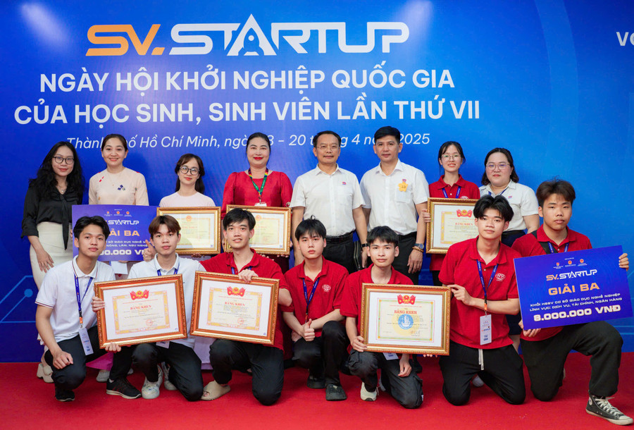 TS Phạm Xuân Khánh (hàng thứ 2, thứ 4 từ phải sang) cùng sinh viên tham dự Ngày hội Khởi nghiệp quốc gia học sinh, sinh viên lần thứ VII. Ảnh: NVCC khoi-nghiep-ngay-tren-giang-duong.jpg
