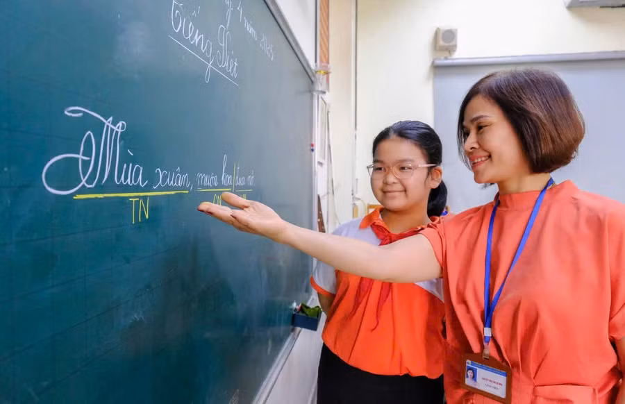 Nguyễn Thị Minh Thảo cùng cô giáo chủ nhiệm trong giờ học tiếng Việt.