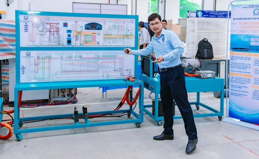 ThS Nguyễn Vĩnh Hiệp bên mô hình ô tô điện tại Hội thi “Thiết bị đào tạo tự làm TPHCM”. Ảnh: NTCC