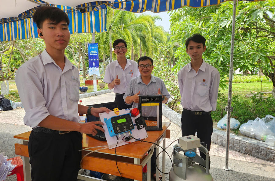 Nhờ vào sự hỗ trợ của AI, học sinh Trường THPT Trà Ôn (Vĩnh Long) có thể sáng tạo ra các sản phẩm STEM ứng dụng vào thực tế đời sống. thach-thuc-va-co-hoi-2.jpg
