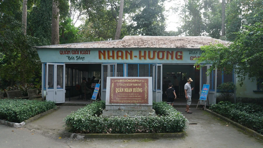 Quán Nhan Hương nằm trong khuôn viên Thảo Cầm Viên (Quận 1, TPHCM), là căn cứ hoạt động bí mật của lực lượng Biệt động Sài Gòn trong thời kỳ kháng chiến chống Mỹ. 