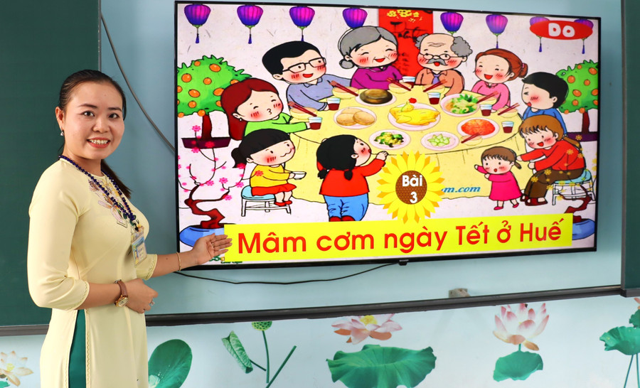 Giáo viên Trường Tiểu học Thới Bình B (xã Thới Bình, Cà Mau) đứng lớp giảng dạy về ý nghĩa mâm cơm ngày Tết. Ảnh: Quách Mến