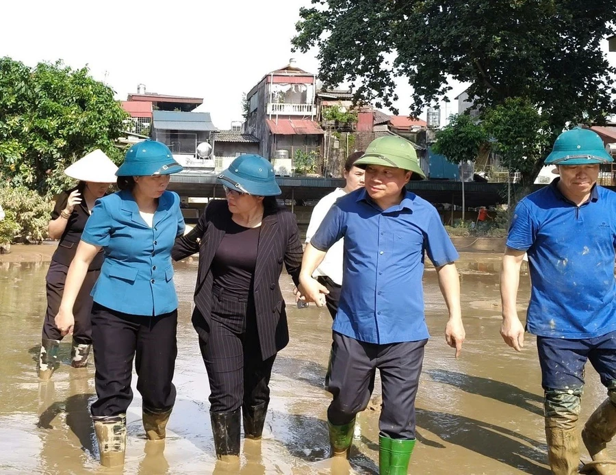 Thứ trưởng Bộ GD&ĐT Nguyễn Thị Kim Chi vào thăm cơ sở trường học tại thành phố Yên Bái (tỉnh Yên Bái). Ảnh: ITN