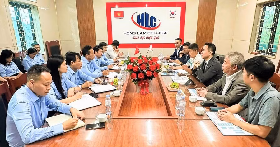 Trường Trung cấp Kinh tế - Kỹ thuật Hồng Lam (Nghệ An) làm việc với Hội Hữu nghị Nhật Bản - Việt Nam vùng Kansai về cơ hội việc làm, xuất khẩu lao động cho học sinh. Ảnh: NTCC