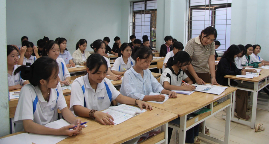 Tiết ôn tập môn Sinh học của cô và trò lớp 12A1, Trường Phổ thông dân tộc nội trú THPT huyện Mường Tè. 
