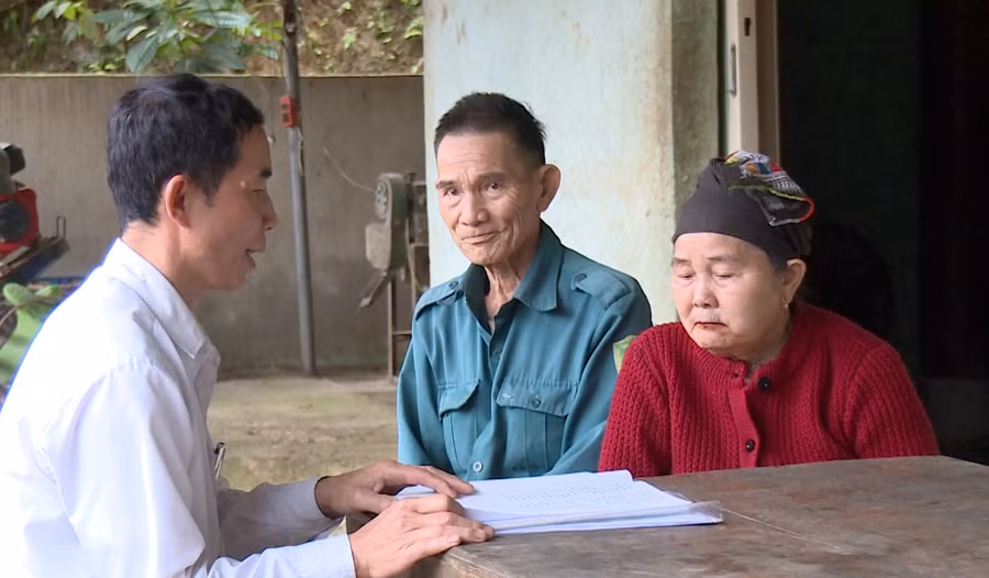 Ông Lò Đức Thuận - Bí thư Chi bộ kiêm Trưởng bản Giàng phiên dịch cho bà con đồng bào hiểu nội dung lá phiếu.