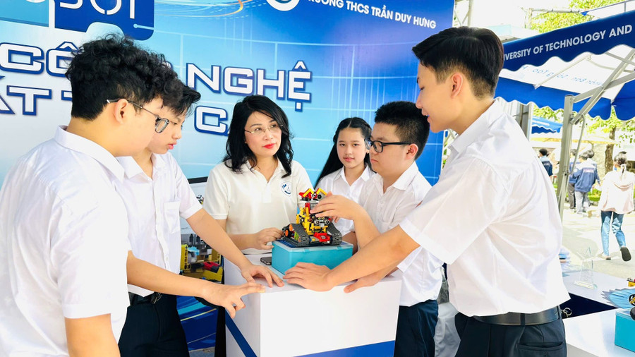 Học sinh bên sản phẩm “Thiết bị giáo dục thông minh - VROBOT”. Ảnh: NTCC