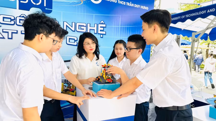 Học sinh bên sản phẩm “Thiết bị giáo dục thông minh - VROBOT”. Ảnh: NTCC