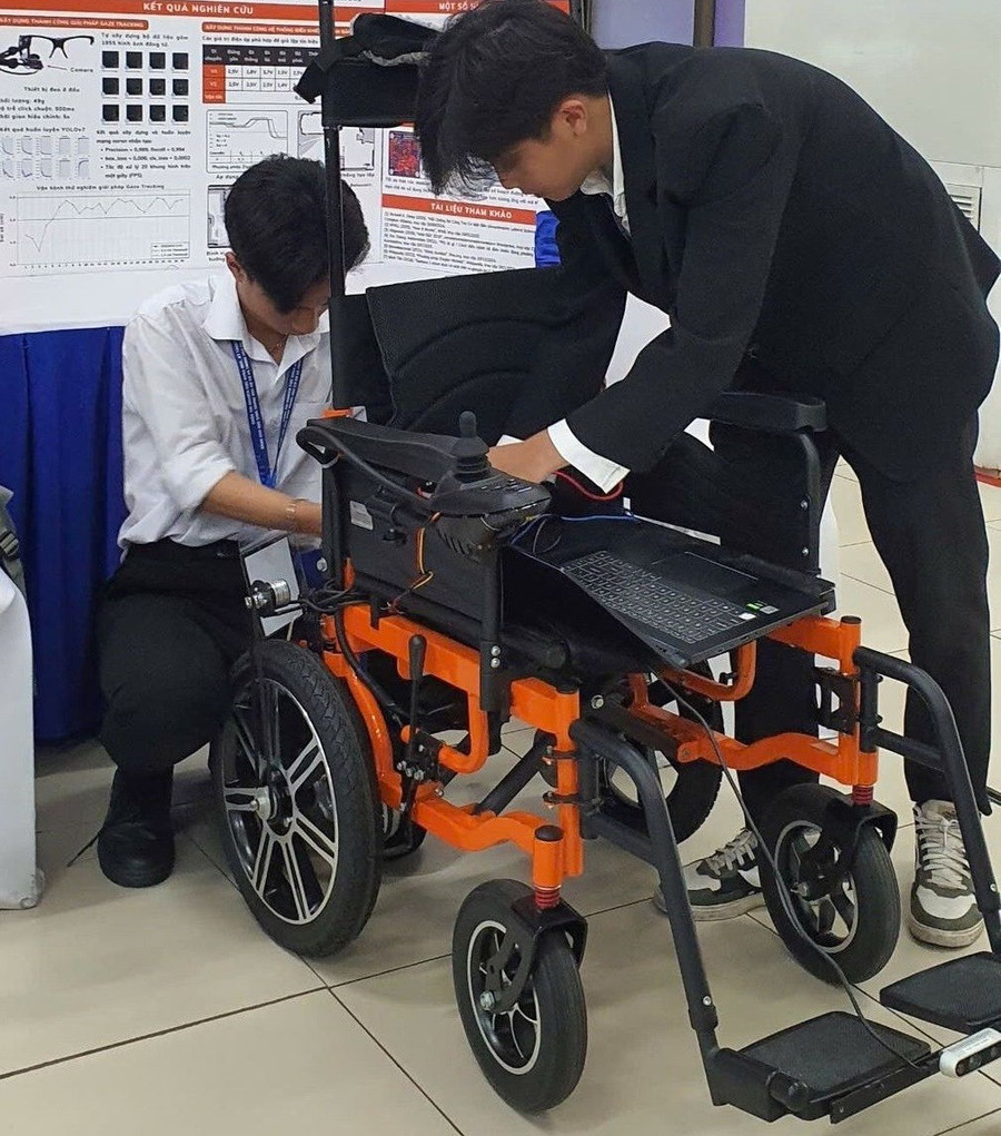Dự án của Hiếu và bạn học giành giải Tư tại Hội thi Khoa học kỹ thuật quốc tế, tổ chức tại Mỹ. tu-giai-thuong-quoc-te-den-hanh-trinh-quang-ba-van-hoa-viet-1.jpg