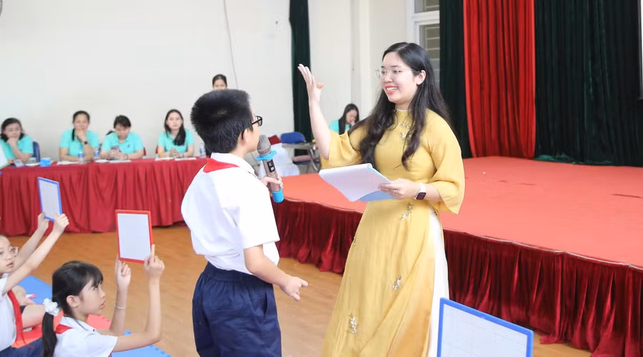 Cô và trò Trường Tiểu học Yên Hòa (quận Cầu Giấy) tại Cuộc thi Hoa trạng nguyên cấp trường.