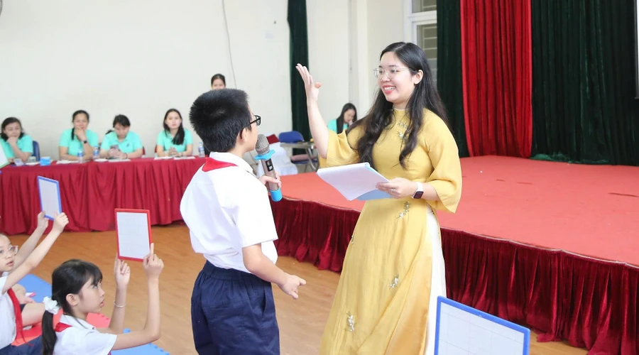 Cô và trò Trường Tiểu học Yên Hòa (quận Cầu Giấy) tại Cuộc thi Hoa trạng nguyên cấp trường.