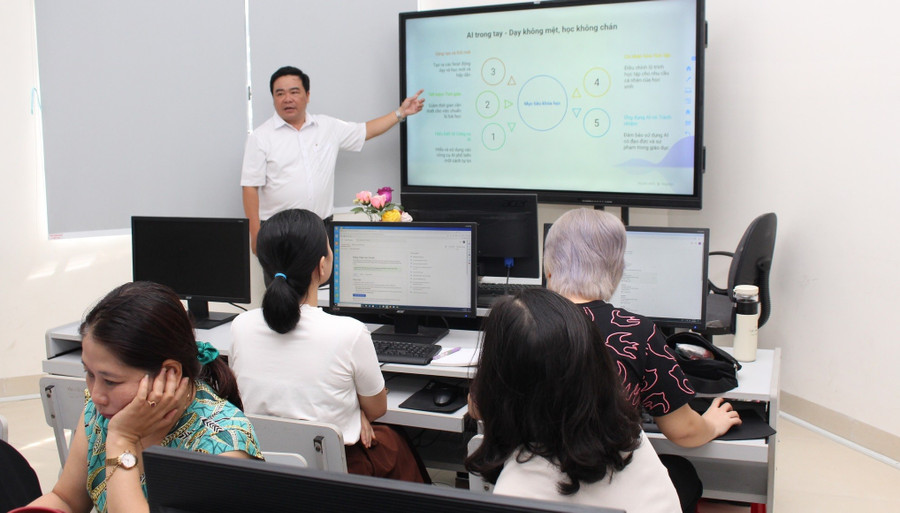 Hội đồng sư phạm Trường Tiểu học Ông Ích Khiêm (Hải Châu, Đà Nẵng) tập huấn ứng dụng AI vào công tác quản lý và dạy học. Ảnh: NTCC